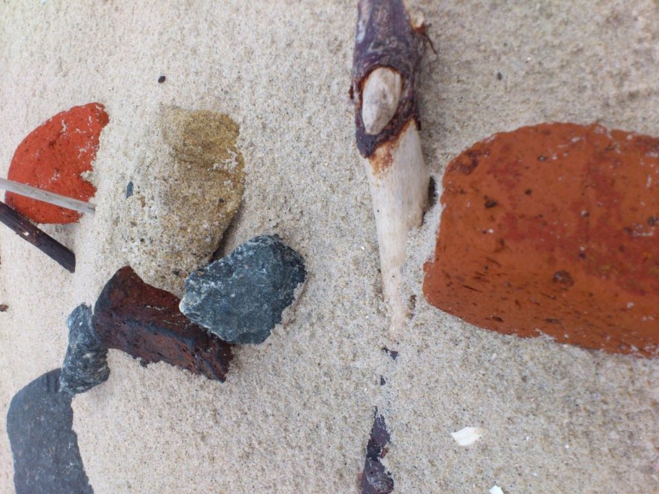 Stilleben aus Sand, Stein, Holz