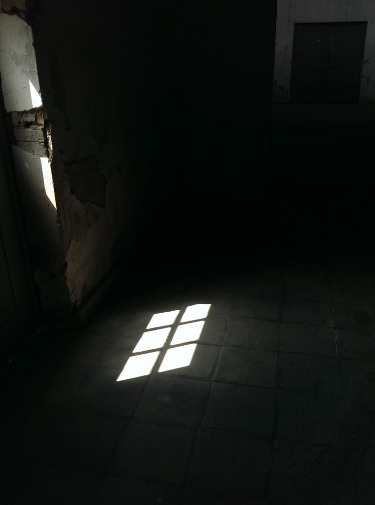 Licht durch Türfenster, dunkel, Mahn- und Gedenkstätte Ravensbrück