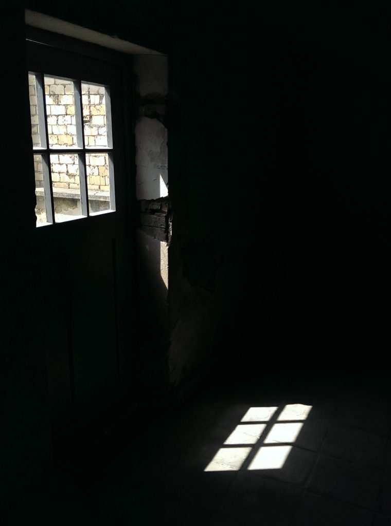 Licht durch Türfenster auf Boden, Mahn- und Gedenkstätte Ravensbrück